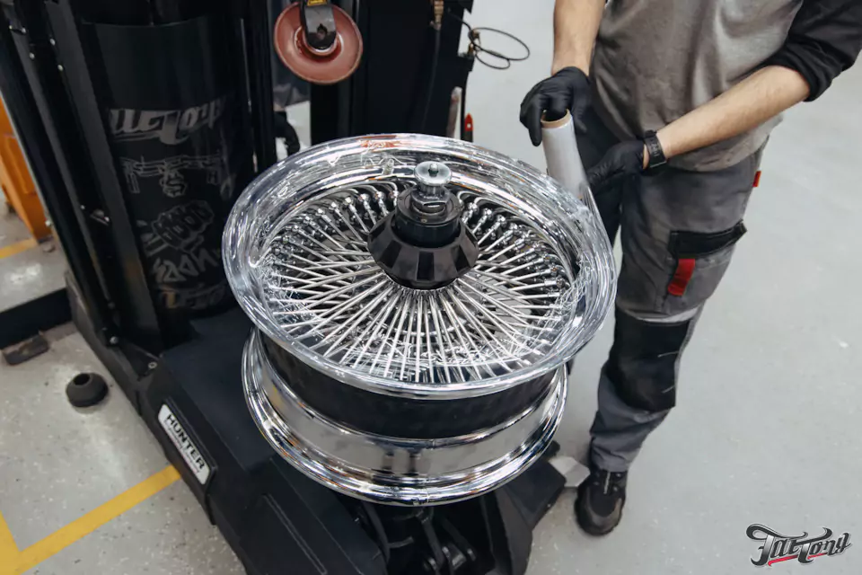 Фирменный шиномонтаж на стендах Hunter для Chevrolet Impala: собрали комплект колес Dayton Wire Wheels с системой knock-off!